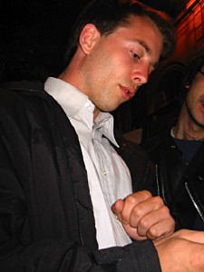Pascal et Thierry lisent un article