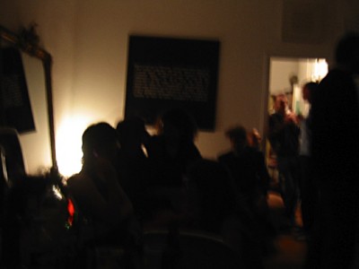 Nous arrivons à une soirée