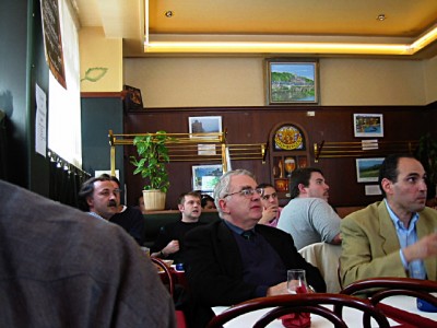 Les gens regardent le match