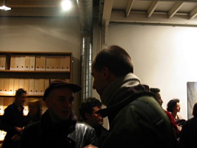 Edouard parle avec Eric Maillet. Je laisse mon appareil photo à Edouard. Il veut bien participer à mon nouveau projet ADaM mais son concept est de me créer un trou de mémoire en se substituant à moi durant une journée