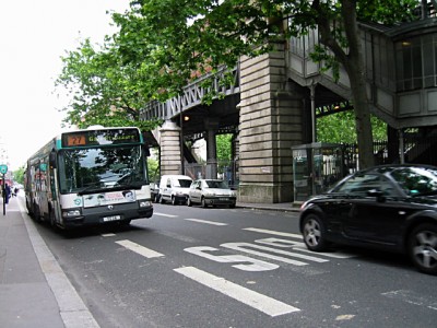 Je prends le bus jusqu'au métro Nationale