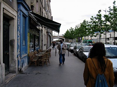 Je sors en même temps qu'elle