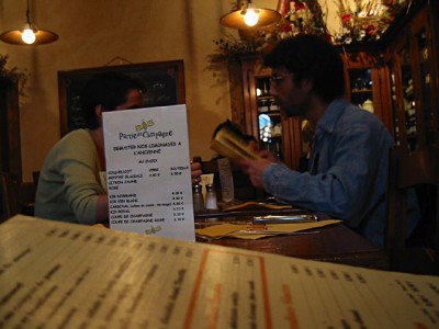 Nous allons dans un restaurant au Cour Saint-Emilion