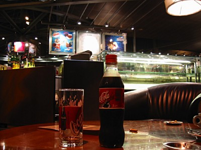 Nous buvons un verre à la cafétéria du cinéma en attendant notre séance