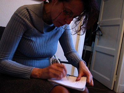 Anne-Marie prend des notes