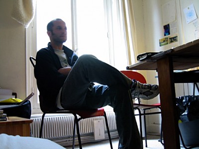 J'arrive chez E B. Elle est avec un copain