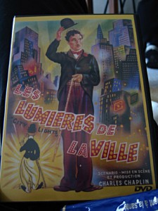 Elle me prête 'Les lumières de la ville'