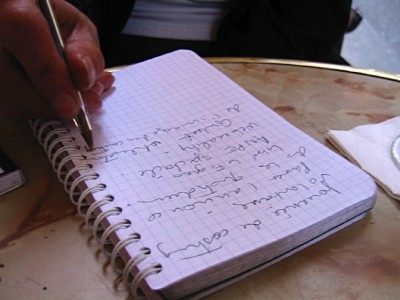 Anne-Marie prend des notes