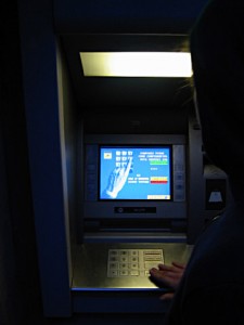 Sabine retire de l'argent
