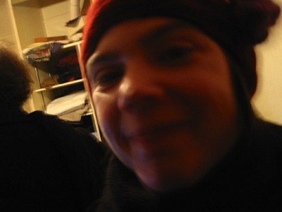 Eva vient d'arriver. Toujours souriante