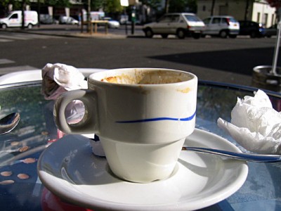 Nous buvons un café en terrasse