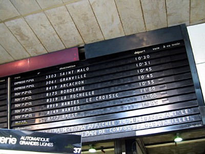 Je regarde les trains à l'arrivée