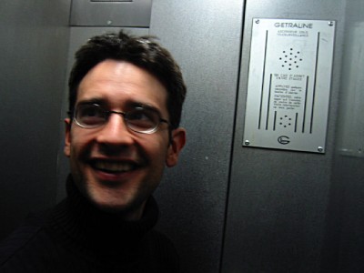 Nous déposons ses affaires chez moi