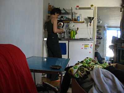 Elle fait du rangement