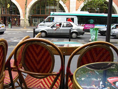 Nous nous installons à une terrasse de café