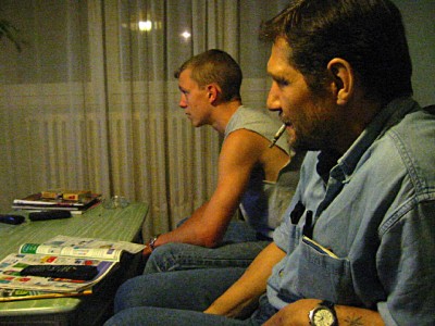 Thierry et Patrick devant la télé
