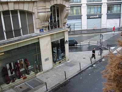Je regarde à la fenêtre