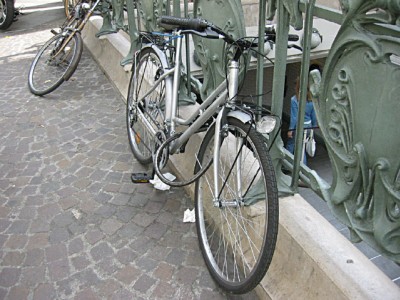 Je gare mon vélo pour prendre le métro