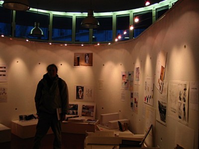 Un exposition de travaux d'étudiants à l'entrée