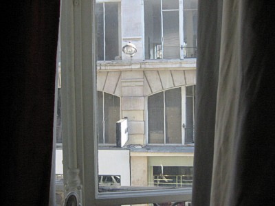 Je regarde à la fenêtre