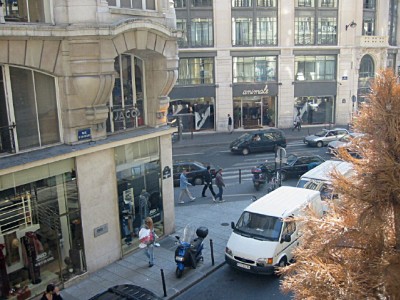 Je regarde à la fenêtre