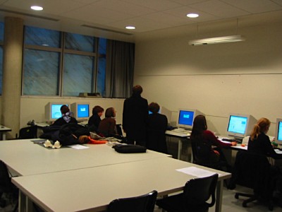 Nous allons faire la réunion dans cette salle de classe