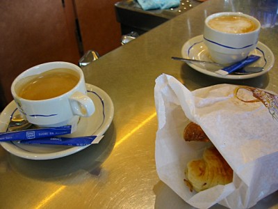 Mardi. Petit déjeuner au bar d'en bas