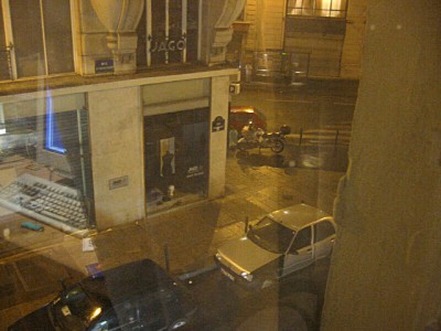 Je regarde à la fenêtre