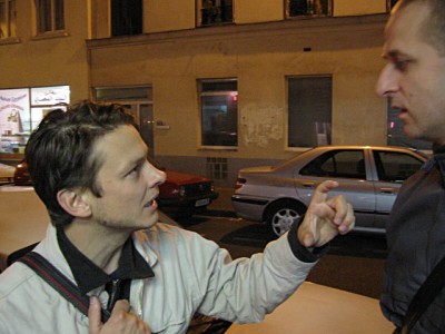 Edouard discute avec un ami