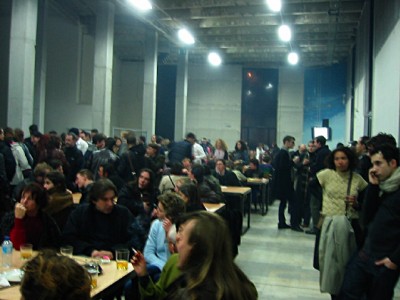 La cantine. Il y a beaucoup de monde