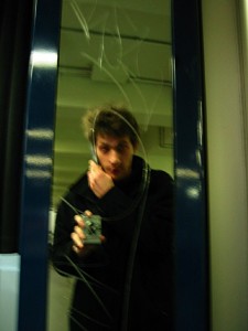 Je prends le métro. J'appelle E B. Elle est avec Mohini, je vais les rejoindre