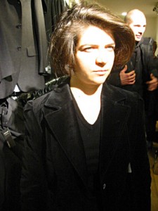 Sabine essaye une veste