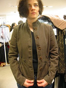 Sabine essaye une autre veste