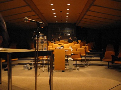 Je m'installe pour participer à une table ronde