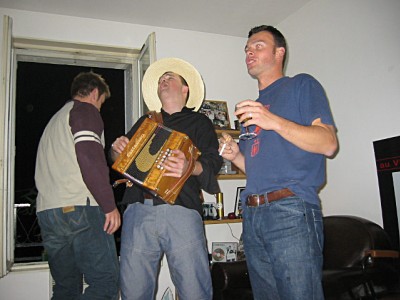 Des gens chantent