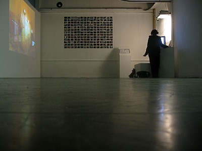 J'emmène Sabine voir mon installation à Mains d'Oeuvres