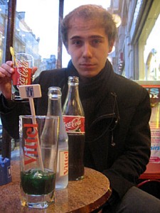 Nous allons boire un verre avec Thibaut pour fêter nos nouveaux bureaux