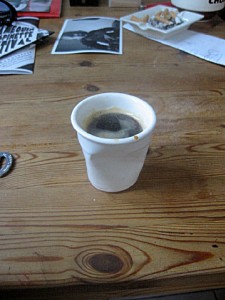 J'arrive chez Nicholas. Il m'offre un café