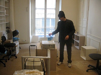Nous déposons nos affaires dans nos nouveaux bureaux