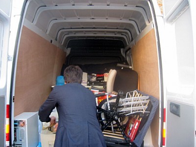 Nous chargeons mes affaires dans le camion