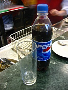 Nous buvons un verre en attendant notre train