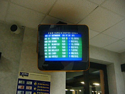 Nous guettons les horaires du prochain train pour Biella