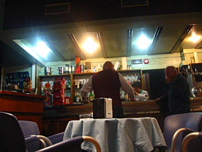 Nous nous installons pour boire un verre