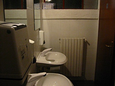 Je vais aux toilettes