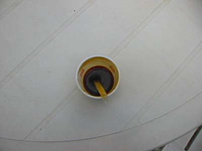 Je bois un café en fumant une cigarette