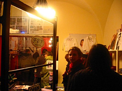 Nous entrons dans une sorte de concept-store