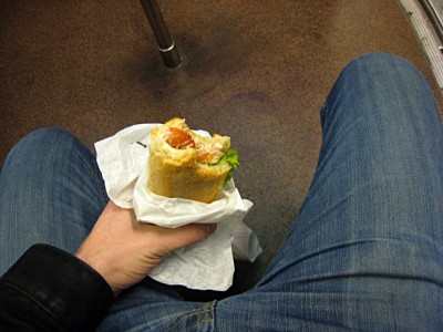 Je continue de manger mon sandwich