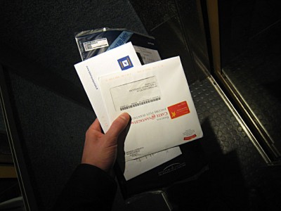 Je rentre chez moi. Je prends mon courrier