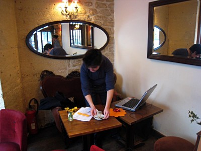 Je retrouve Isabelle à l'intérieur