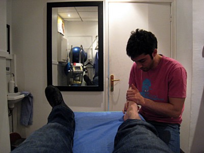 Mon kiné me masse le pied